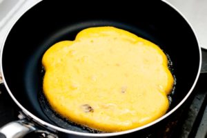 Pancake de post cu dovleac plăcintar în tigaia unsă cu ulei
