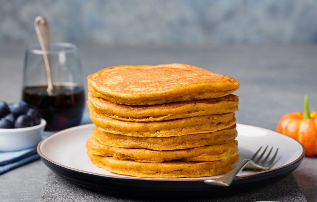 Pancakes de post cu dovleac plăcintar, așezate pe o farfurie