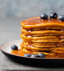 Pancakes de post cu dovleac plăcintar glazurate cu miere și decorate cu afine