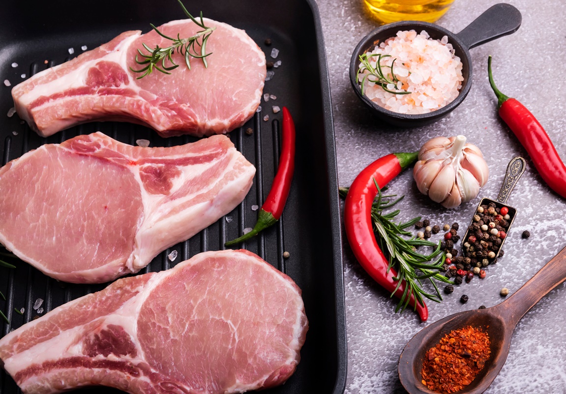 Cotlete de porc cu os și ingredientele necesare preparării la cuptor