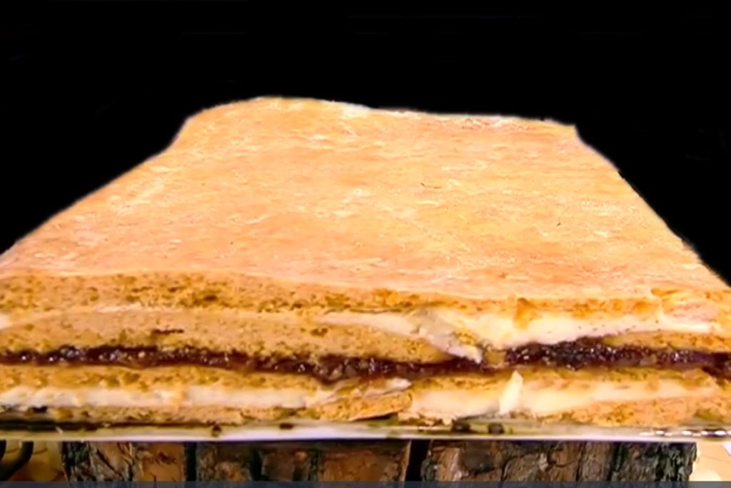 Prăjitură de post cu suc de roșii pe un suport de lemn