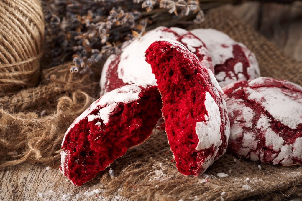 Biscuiți red velvet crinkle, unul secționat