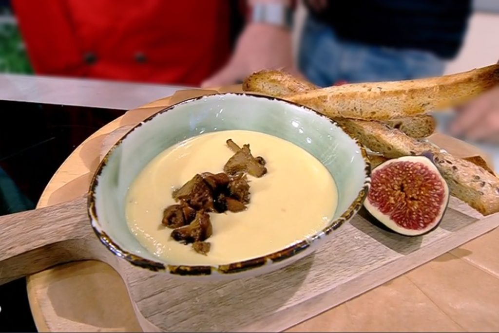 Fondue de brânzeturi cu ciuperci sotate în bol de servire, alături de baghete crocante și smochine