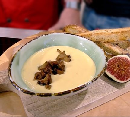 Fondue de brânzeturi cu ciuperci sotate în bol de servire, alături de baghete crocante și smochine