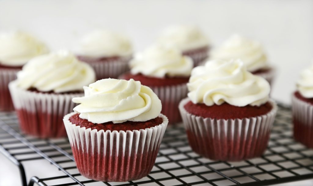 Red Velvet Cupcakes sau Brioșe catifea roșie decorate cu cremă albă