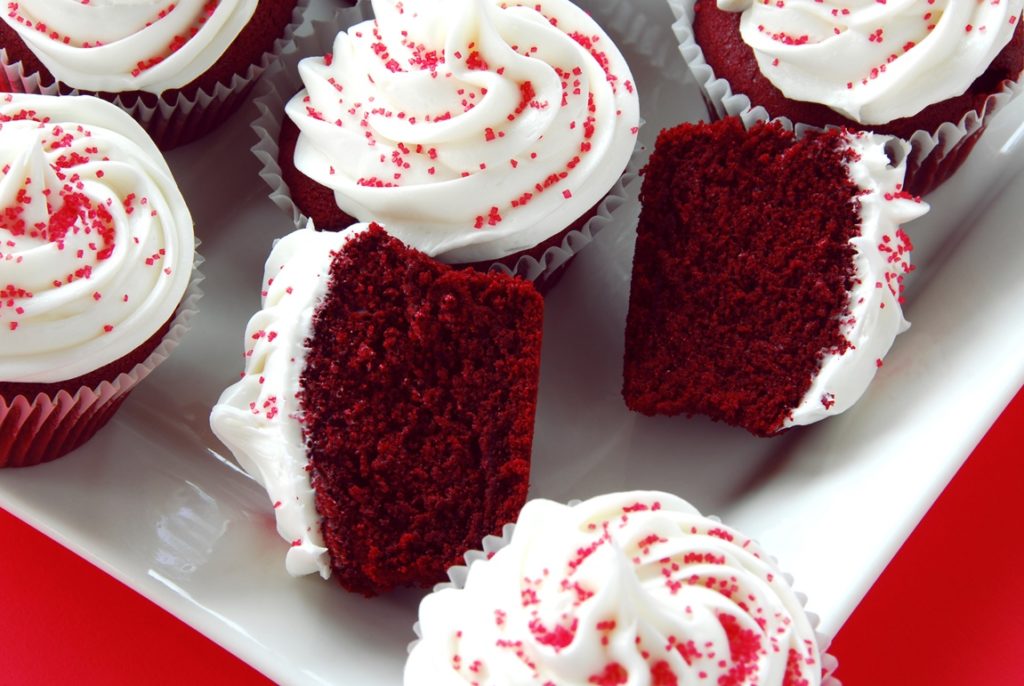 Red Velvet Cupcakes sau Brioșe catifea roșie decorate cu cremă albă și cristale de zahăr roșii