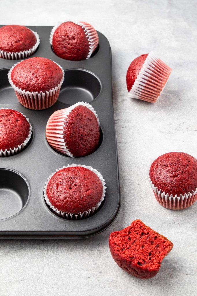 Red Velvet Cupcakes după coacere, una secționată