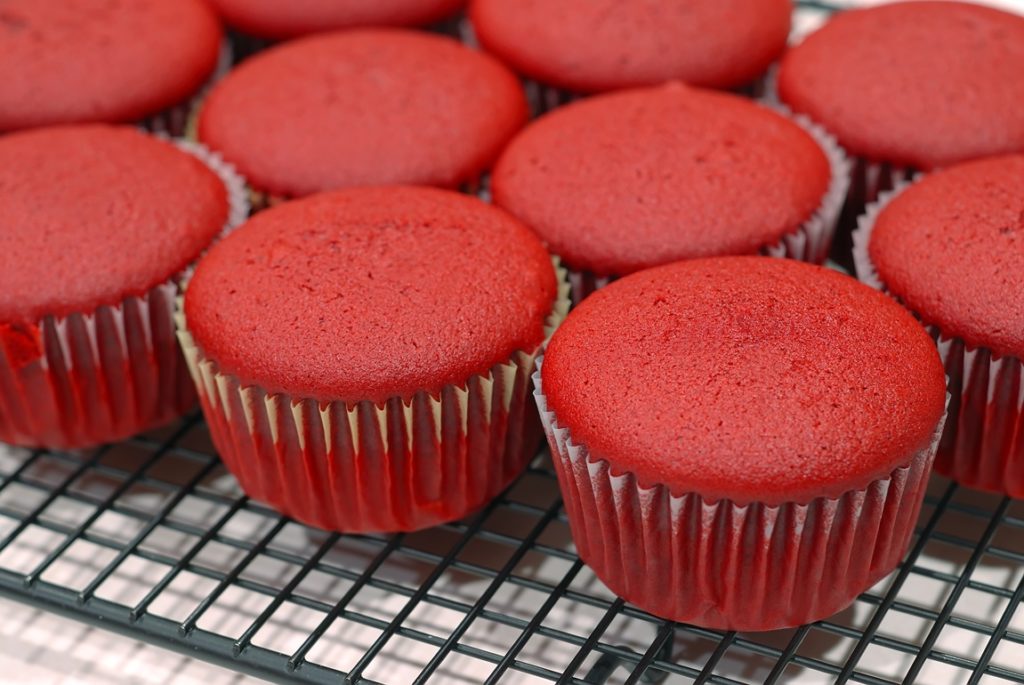 Red Velvet Cupcakes pe un grătar de răcire