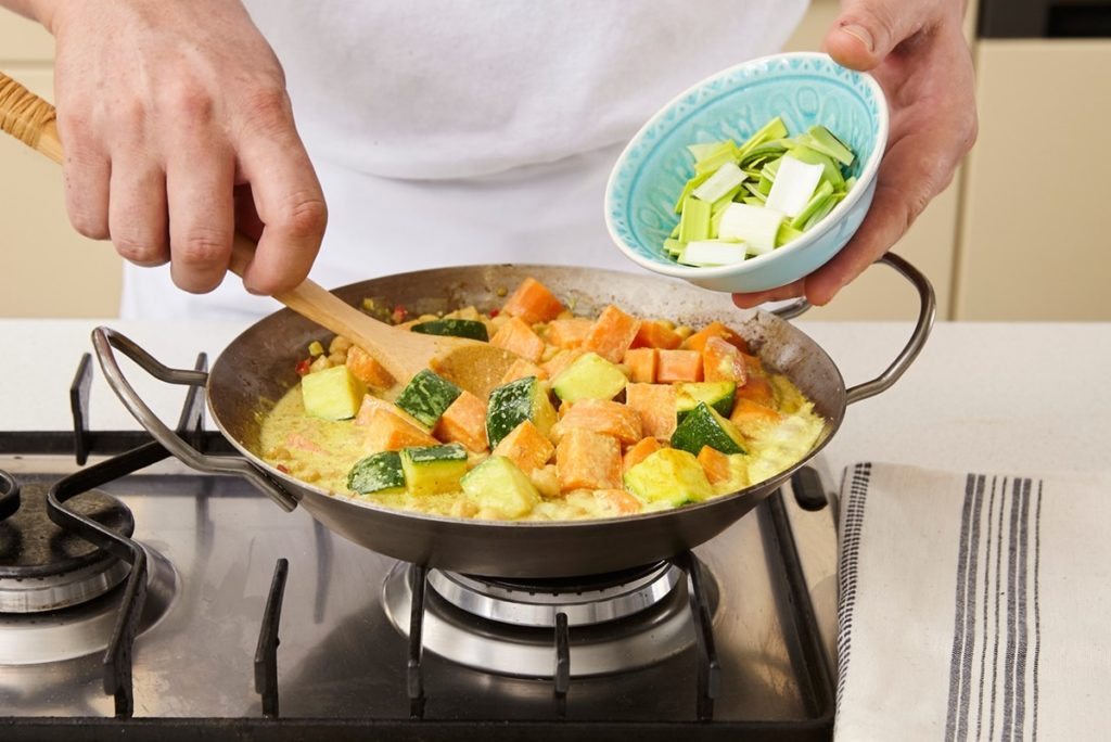 Adăugare praz peste curry de năut cu legume