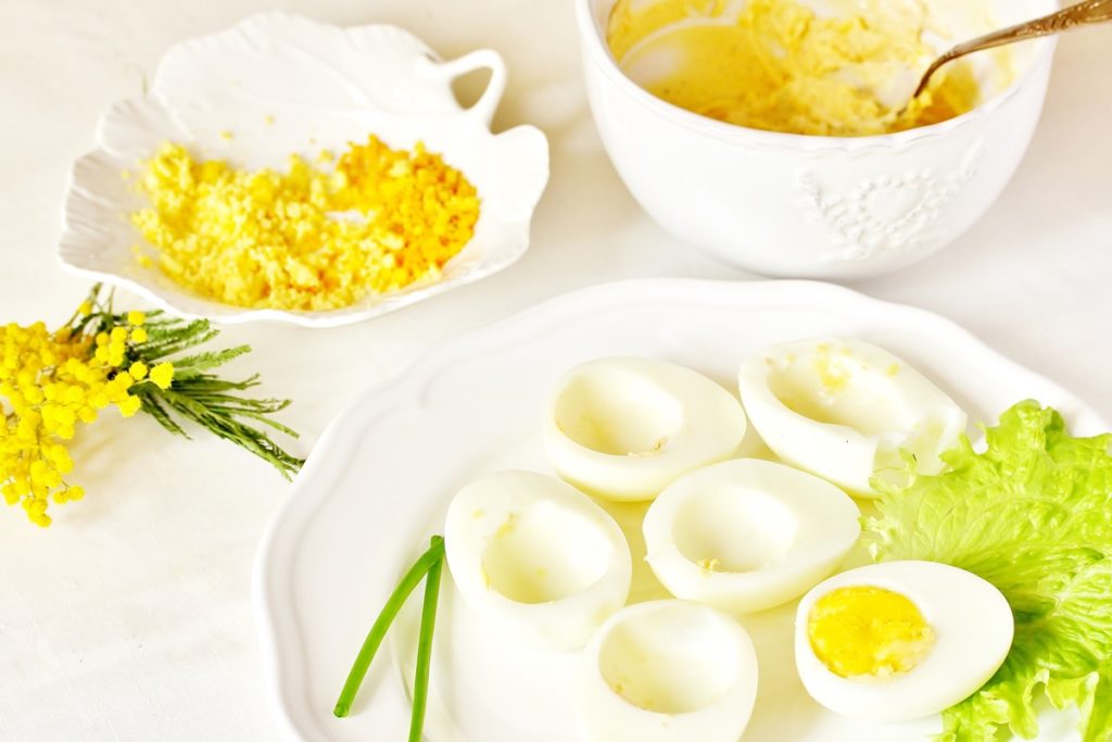 Ouă fierte pregătite pentru umplut