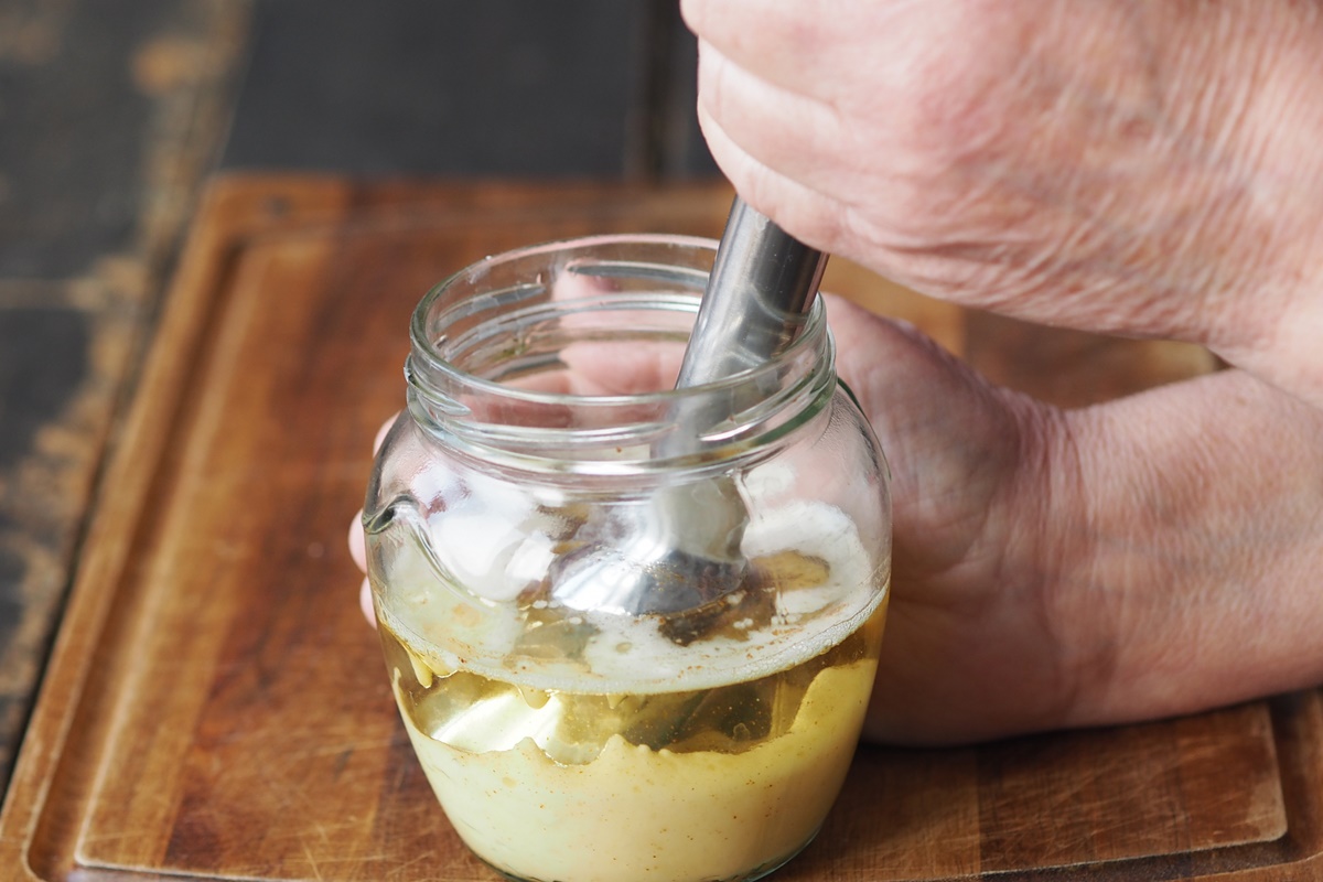 Blender introdus în borcanul cu ingrediente pentru maioneză vegetală
