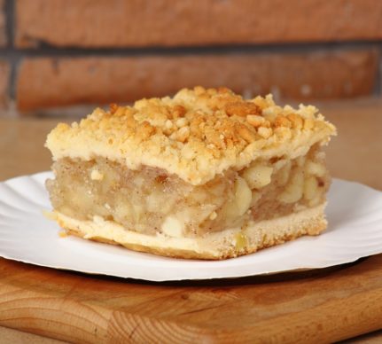 Porție de prăjitură de post cu mere pe o farfurie albă