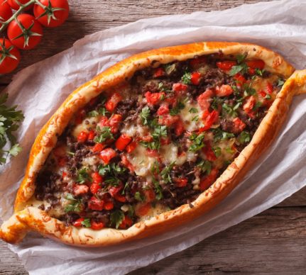 O pizza turcească coaptă, gata de servit