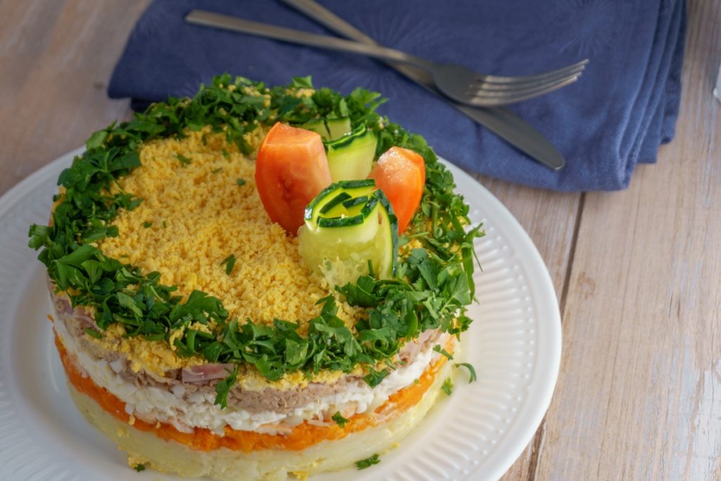 Salată Mimoza pe un platou alb