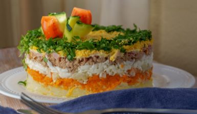 Salată rusească mimosa în straturi din cartofi, morcovi, ouă fierte, pește, maioneză și verdeață