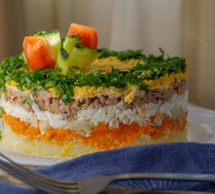 Salată rusească mimosa în straturi din cartofi, morcovi, ouă fierte, pește, maioneză și verdeață