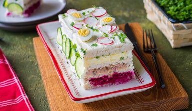 Tort suedez aperitiv secționat pe un platou dreptunghiular
