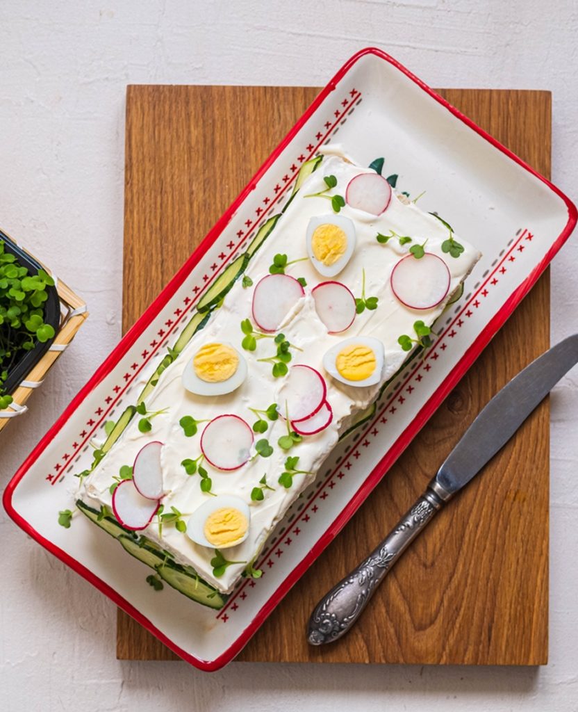 Tort suedez aperitiv în formă de sandviș, pe un platou dreptunghiular