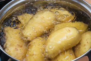 Cartofi în oală cu apă pentru fierbere
