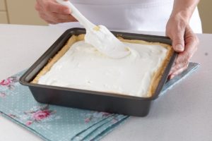 Pasul de întindere a cremei de mascarpone în interiorul crustei de tartă