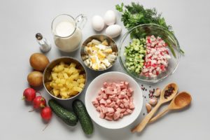 Ingrediente pentru rețetă de supă rece Okroshka