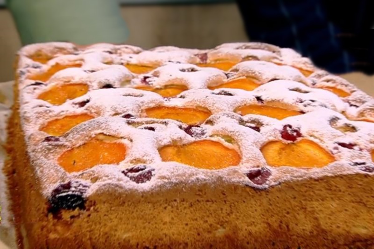 Prăjitură cu vișine și caise decorată cu zahăr pudră