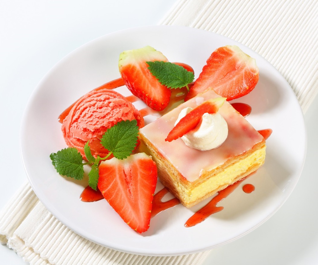 Cremes cu vanilie și căpșuni pe o farfurie cu înghețată de căpșuni și căpșuni proaspete