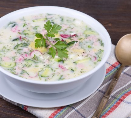 Bol cu porție de supă rece, rusească