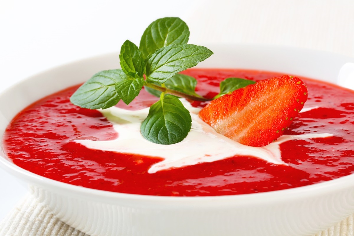 Supă rece de căpșuni cu mentă și smântână