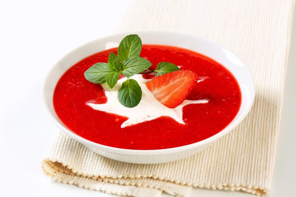Supă dincăpșuni cu smântână și mentă în bol alb