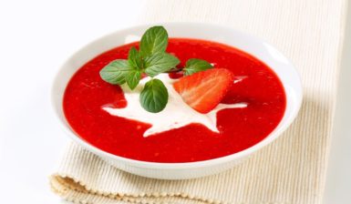 Supă dincăpșuni cu smântână și mentă în bol alb