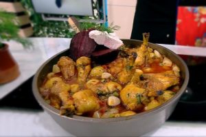 Mâncare de pui cu multe legume de vară în oală