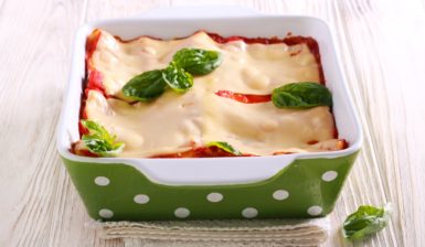 Lasagna cu vinete, roșii și mozzarella în formă de copt ceramică de culoare verde cu buline albe