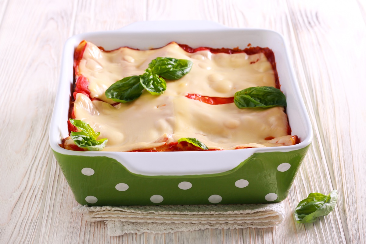 Lasagna cu vinete, roșii și mozzarella în formă de copt ceramică de culoare verde cu buline albe