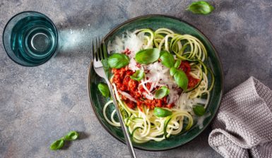 Porție de spaghete de dovlecei cu roșii coapte și parmezan