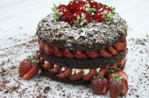 Tort cu ciocolată și căpșuni, în formă de inimă