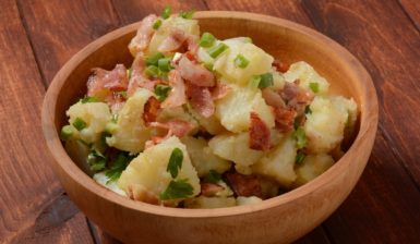 Bol cu salată nemțească de cartofi