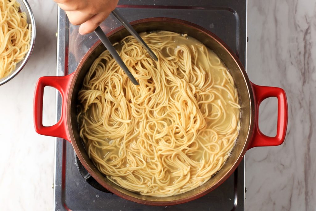 Spaghete fierte în apă cu sare și ulei de măsline