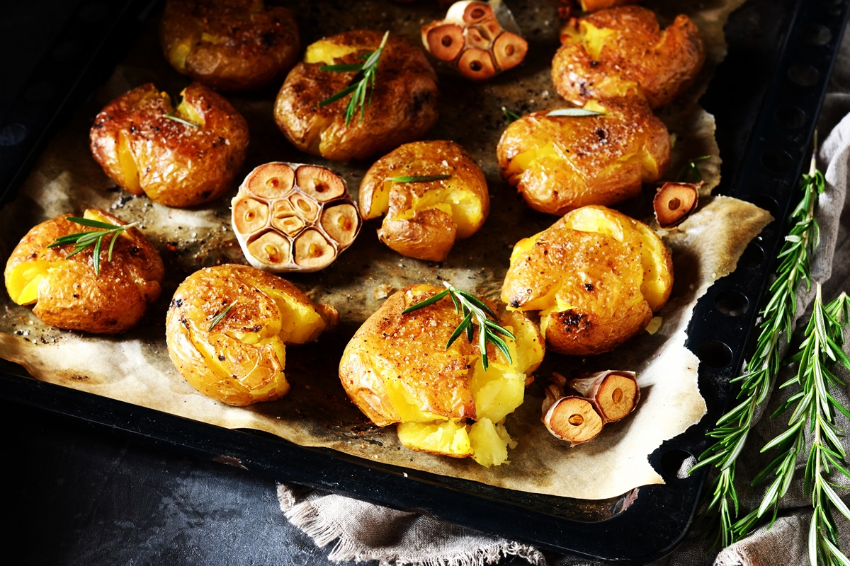 Cartofi striviți la cuptor, cu usturoi și rozmarin, în tava de copt
