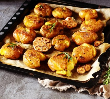 Tavă cu Cartofi striviți la cuptor, cu usturoi și rozmarin