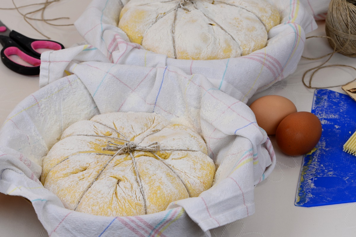 Aluatul cu dovleac modelat sub formă de dovleci cu ajutorul unor sfori de bucătărie, așezat în boluri cu ștergare presărate cu făină