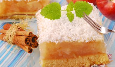 Trei porții de prăjitură decorate cu mentă, alături de batoane de scorțișoară