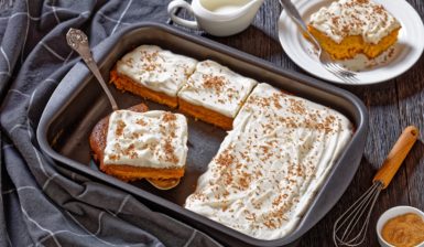 Prăjitură cu dovleac în tava de copt și pe o farfurie, alături de un recipient cu lapte