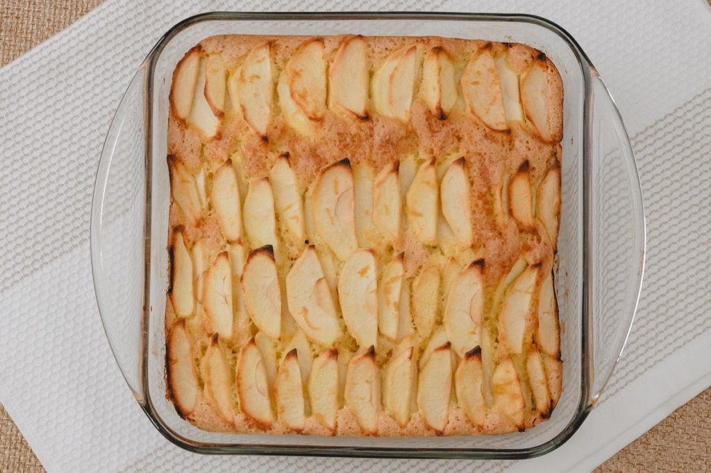 Prăjitură cu brânză și mere coaptă în vas de sticlă