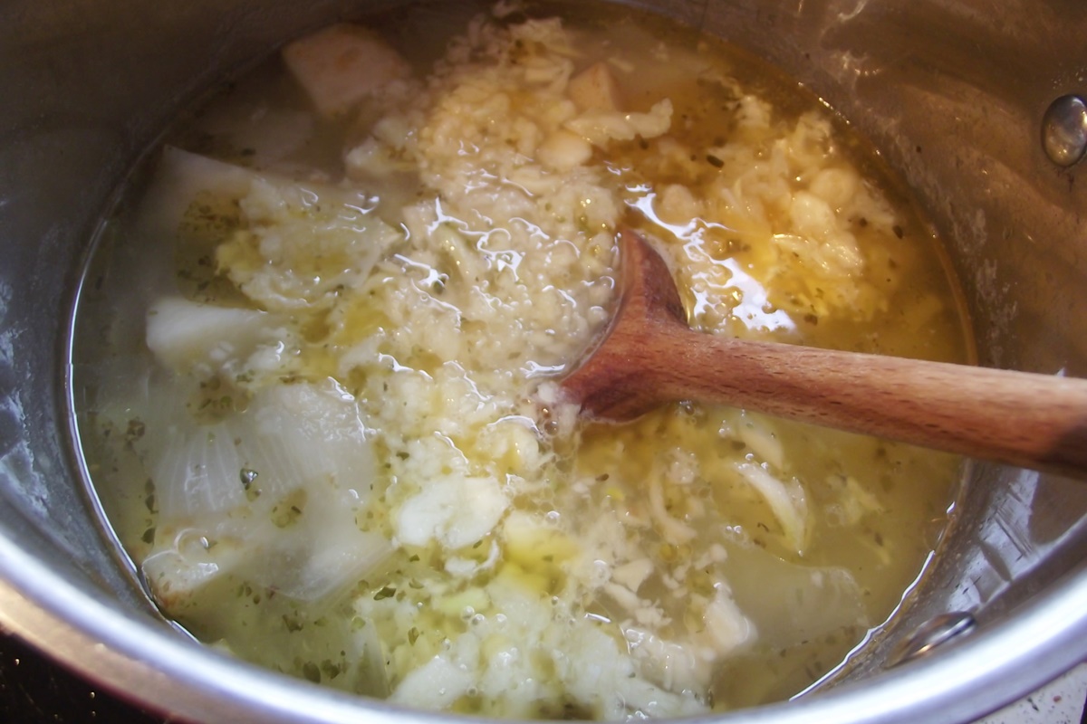 Usturoi pisat și adăugat în oala cu supă