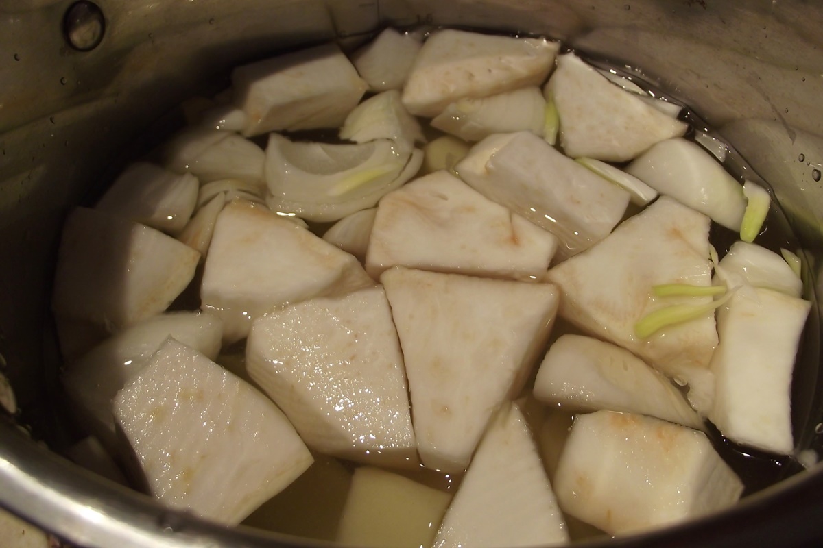 Țelină și cartofi curățați,în apă pentru fiert