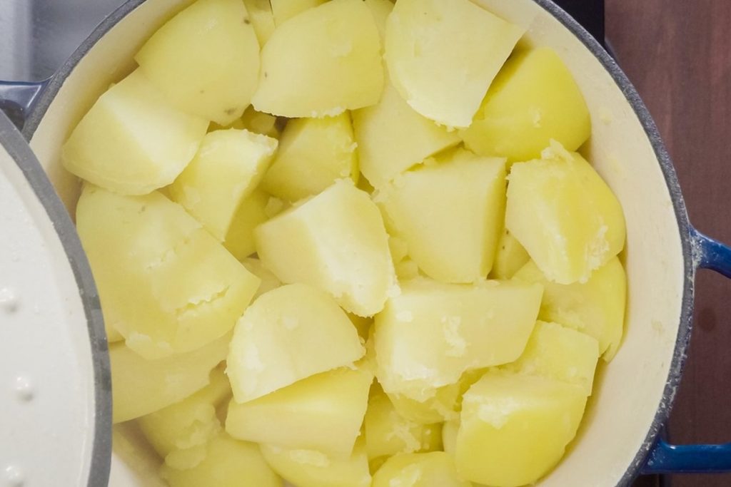 Cartofi fierți și tocați pentru salată