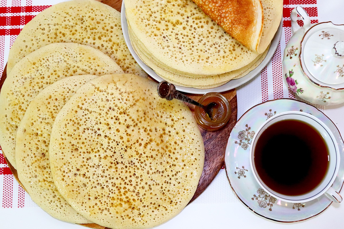 Clătite marocane cu griș, servite cu ceai și dulceață