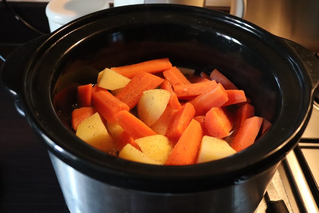 Morcovi și cartofi în oală pentru fierbere