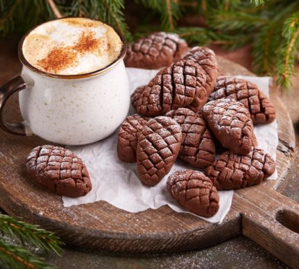 Biscuiți conuri de brad cu cacao
